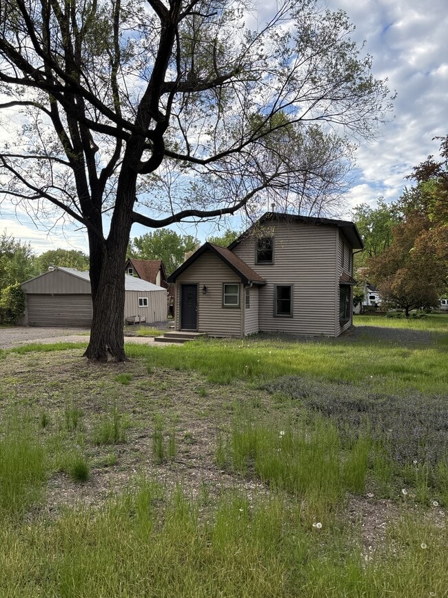 Building Photo - 6909 Lakeview Dr
