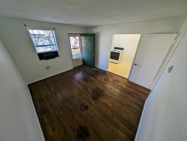 Building Photo - 905 Fatherland St