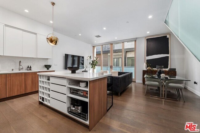 Building Photo - 1251 N Formosa Ave