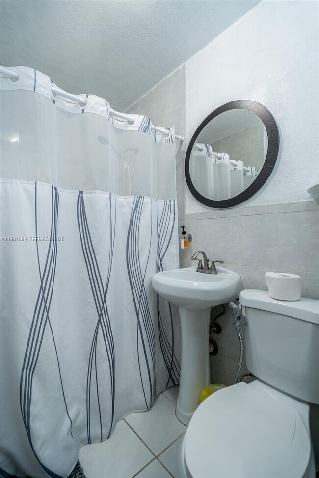 Building Photo - 690 E 10th Ave