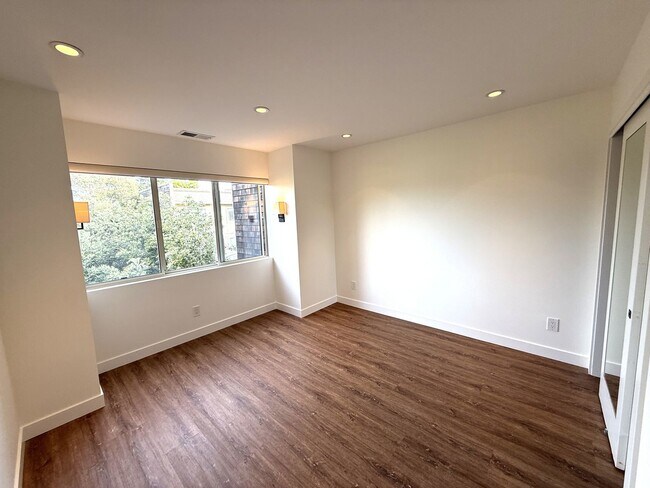 Building Photo - STUNNING THREE BEDROOM PLUS OFFICE MARINER GREEN CONDO WITH GREAT OUTDOOR SPACE