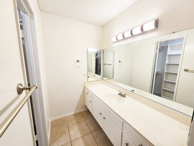 Building Photo - 4705 Marina Dr