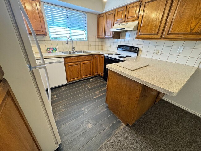 Building Photo - Cute, Cozy, Downtown Beauty.