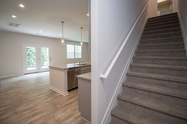 Building Photo - Spacious 4-Bedroom Home - Convenient to Fo...
