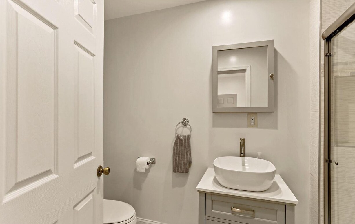 Upstairs bedroom's bathroom - 650 Newton Pl NW