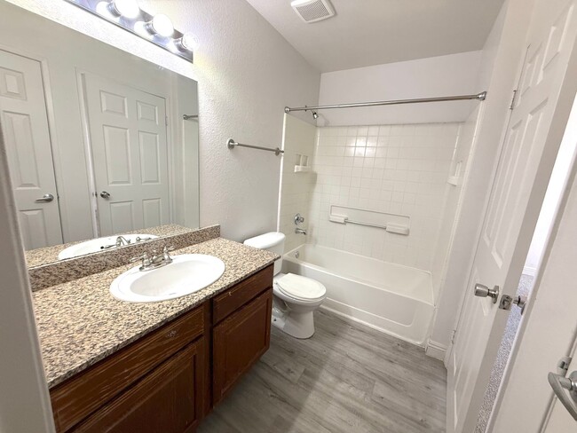 Building Photo - SPACIOUS 2BED/2BATH CONDO IN A GATED COMMUNITY!