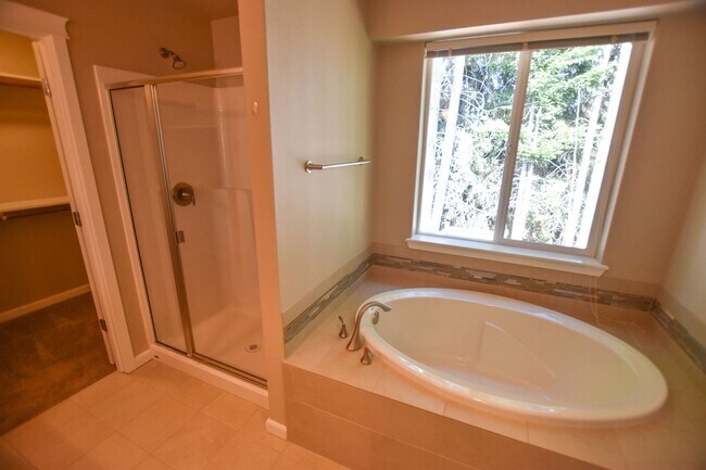 Building Photo - Gorgeous home in Olympia!!