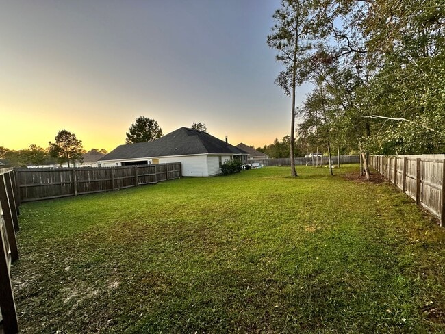 Building Photo - Spacious 4BR/3BA Home with 3-Car Garage, Fireplace & Fenced Yard in Knights Mill