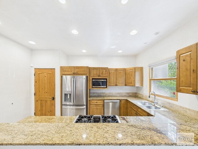 Building Photo - Beautifully Done Custom Built Townhouse wi...