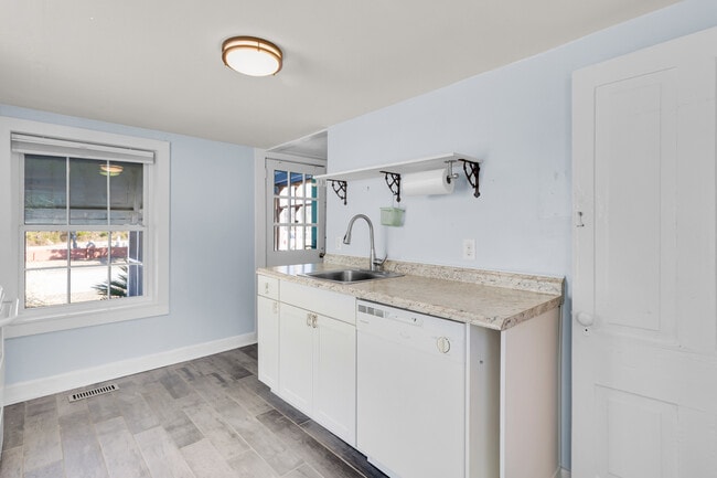 Building Photo - 2107 Bay St