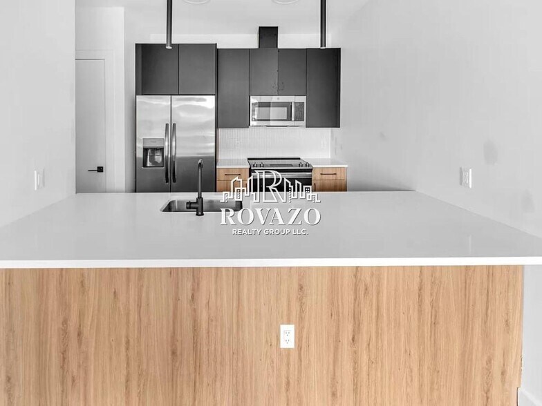 Building Photo - 39 Madison St