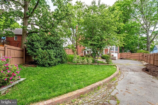 Building Photo - 609 Upland Pl