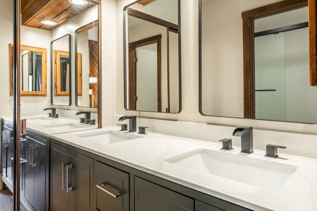 Building Photo - Spacious Snowcreek III Condo – Winter Rental