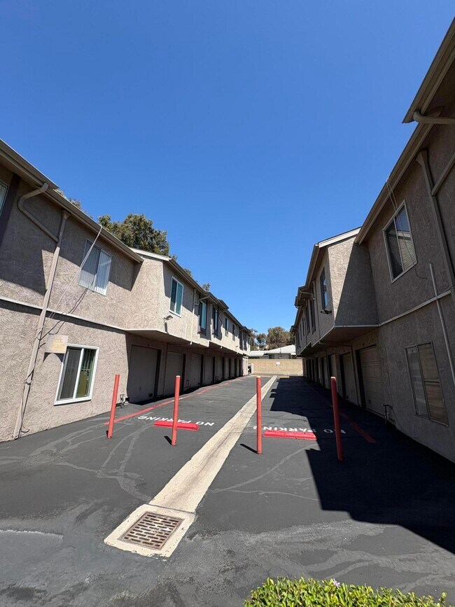 Building Photo - 2339 Lillyvale Ave