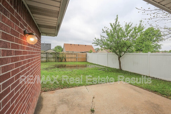 Building Photo - 2306 W Roselawn St