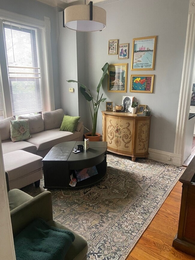 Building Photo - 955 W Dickens Ave