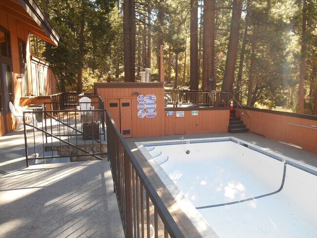 Building Photo - 2 bedroom plus loft condo with carport