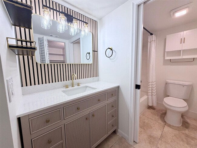 Building Photo - 1110 SW 125th Ave