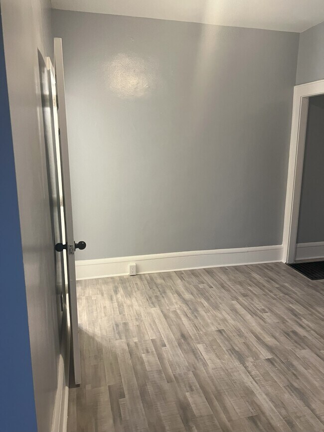 Building Photo - 1341 E Long St