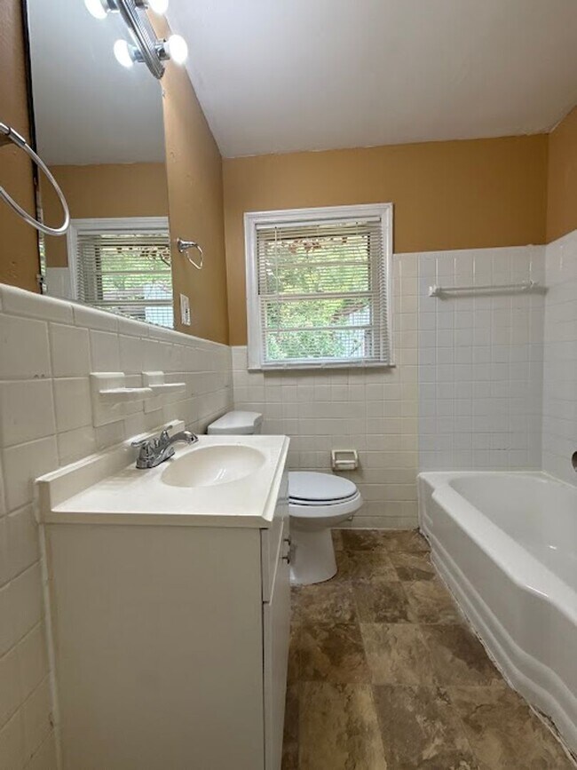 Building Photo - 3 bed and 1 bath in Decatur!