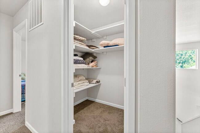 Building Photo - 5-Bedroom Horizon Pointe Home | Theatre Ro...