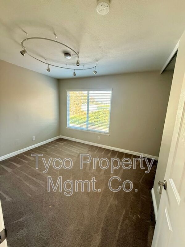 Building Photo - 863 Crystal Creek Ct