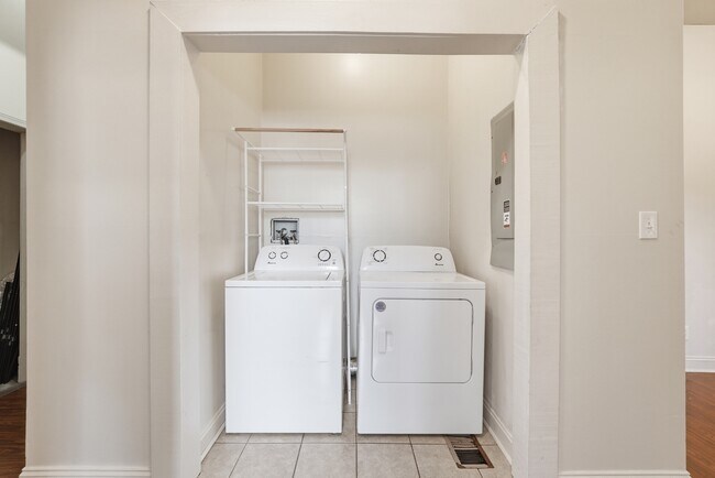 Building Photo - 309 W 41st St