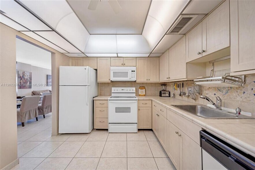 Building Photo - 1600 S Ocean Dr