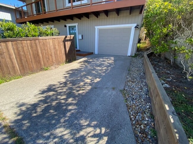 Building Photo - 2121 David Ave