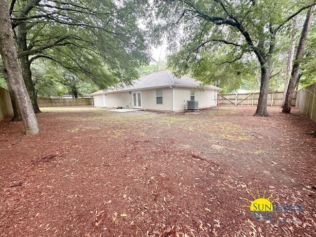 Building Photo - Gorgeous 3-Bedroom Home in Tranquil Navarre Neighborhood!