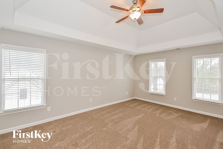 Building Photo - 4595 Kinsdale Dr