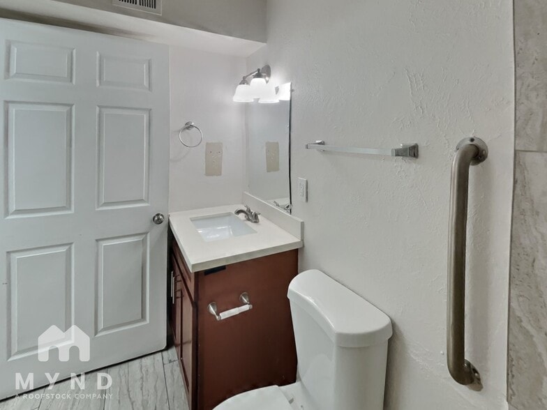 Building Photo - 1426 W 7th Ave