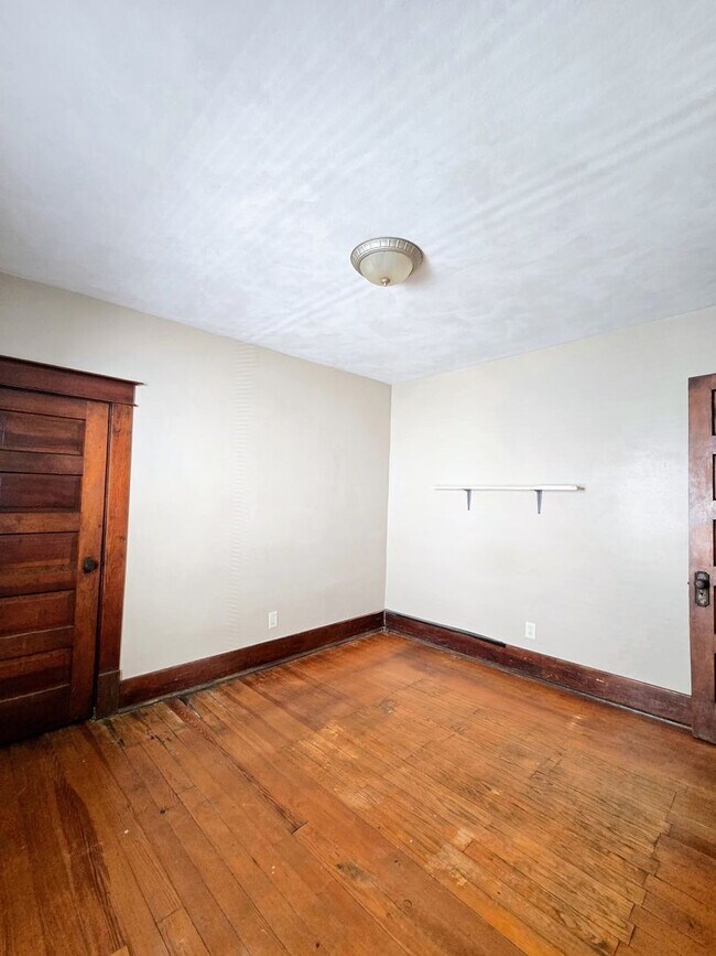 Building Photo - 2 bedroom 1 bath