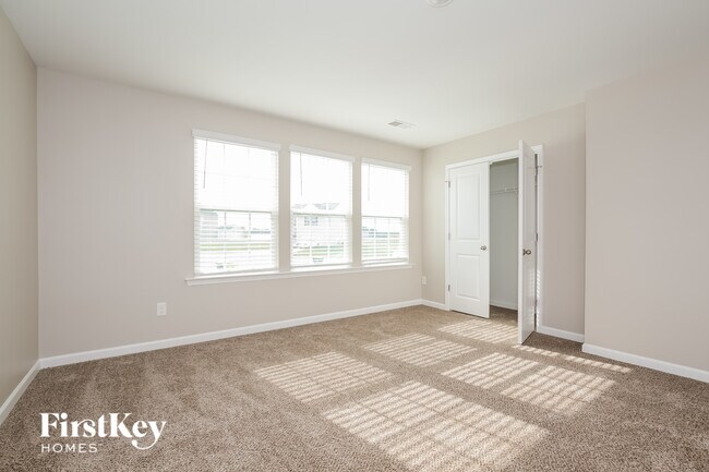 Building Photo - 330 Estelle Dr