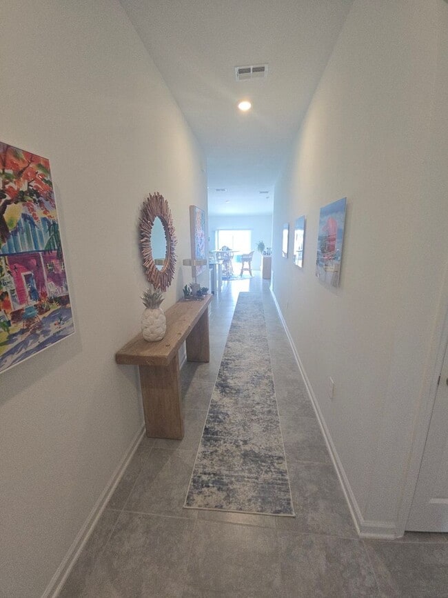 Building Photo - 3 bed 2 bath home fully furnished