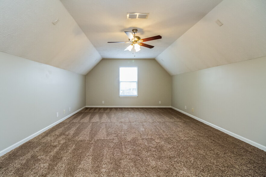 Building Photo - 417 Titans Cir