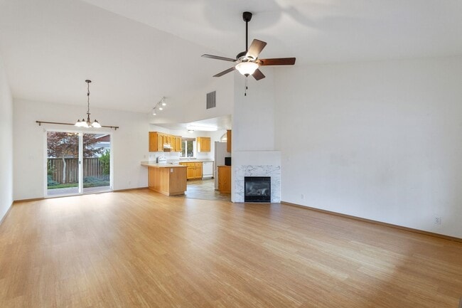 Building Photo - 3 Bed 2 Bath - Pet Friendly - Fenced Backyard - NAS  Whidbey