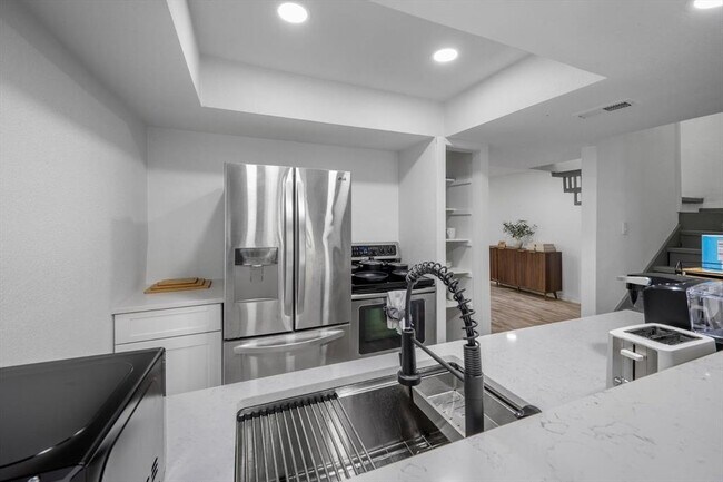 Building Photo - 6413 Chimney Creek Cir