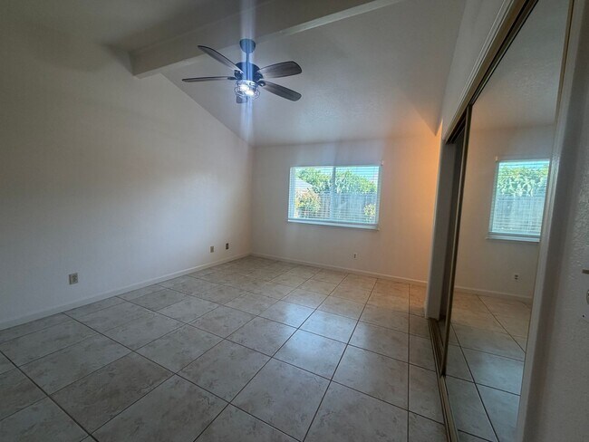 Building Photo - Single story near freeway access and major shopping!