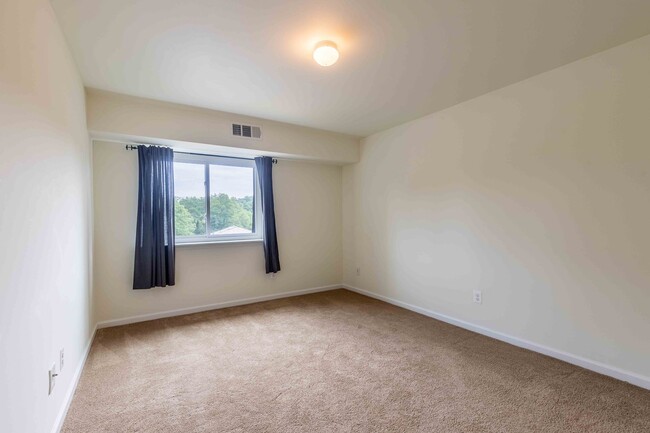 Building Photo - Private 2 Bedroom 1 Bath Condo in Goshen V...