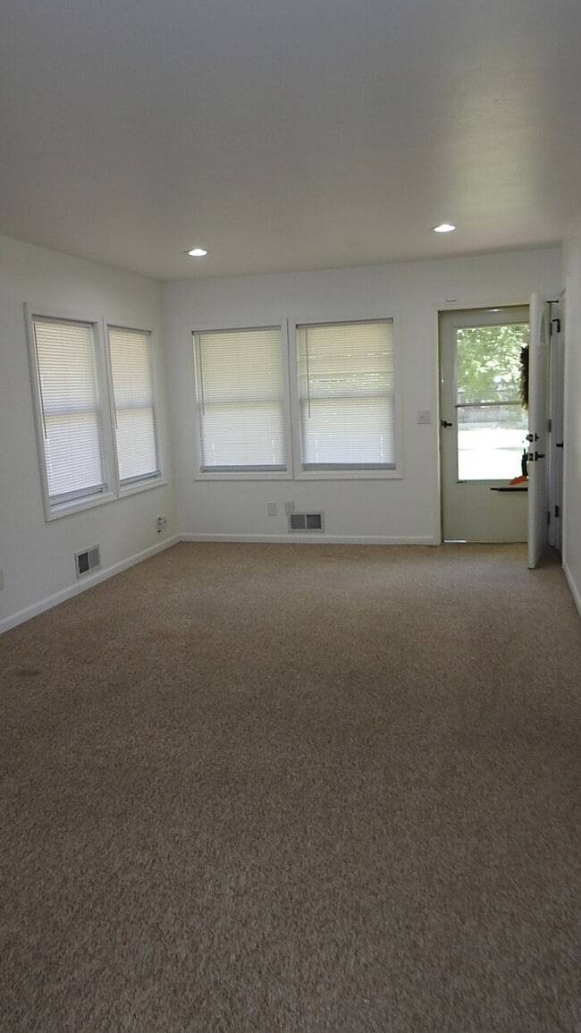 Building Photo - 4 bed 2 bath for Rent in Roeland Park, KS