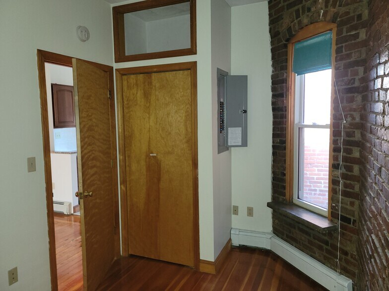 Building Photo - 67 Baldwin St