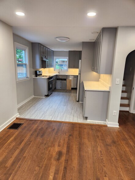 Kitchen - 905 Benton Ave