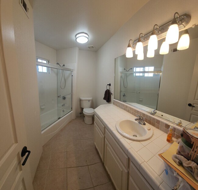 Building Photo - Contemporary Beautiful Spacious 4 bed 3 bath home
