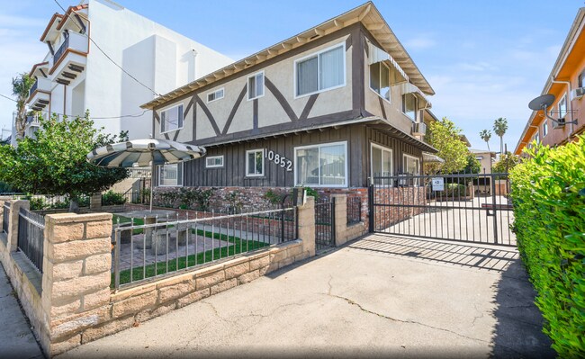 Building Photo - 10852 Blix St