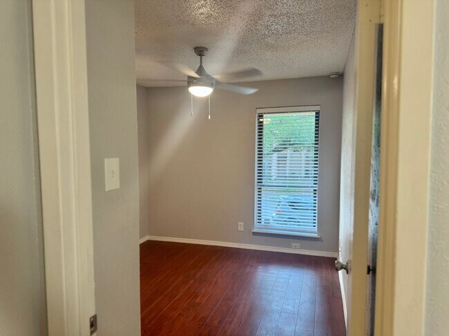 Building Photo - 312 Valley Park Dr