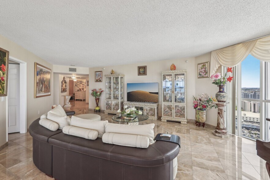 Building Photo - 16711 Collins Ave