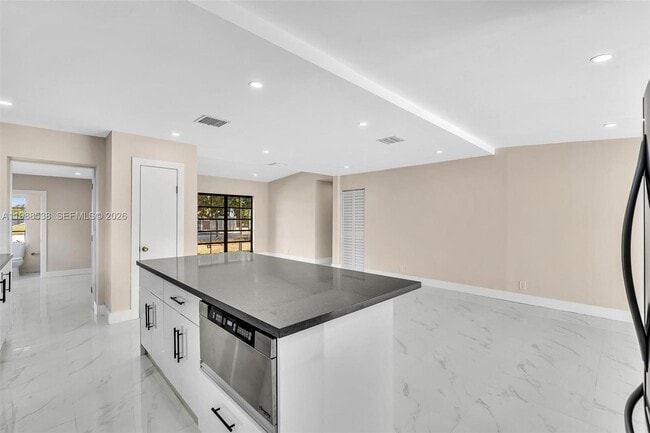 Building Photo - 1600 SW 9th St