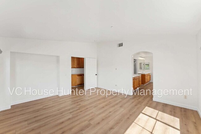 Building Photo - 4 Bedroom 2.5 Bath in Oxnard