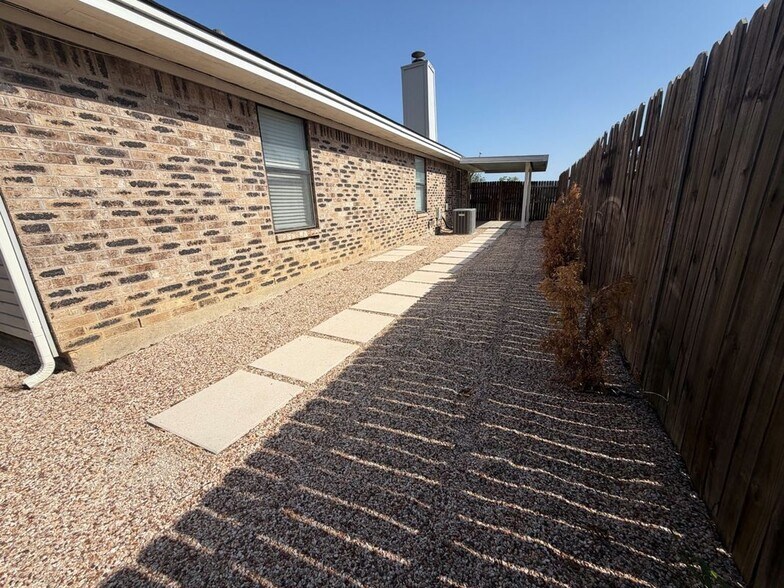 Building Photo - 7501 April Ln
